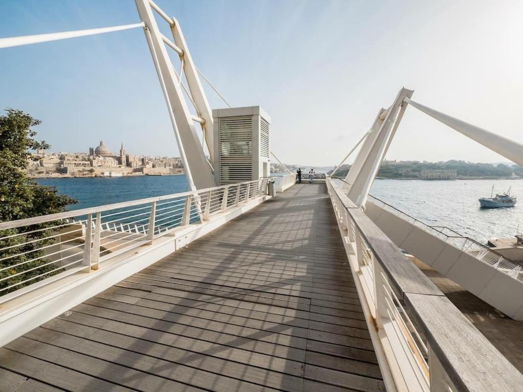 Idyllic Apartment Steps From The Promenade スリーマ エクステリア 写真